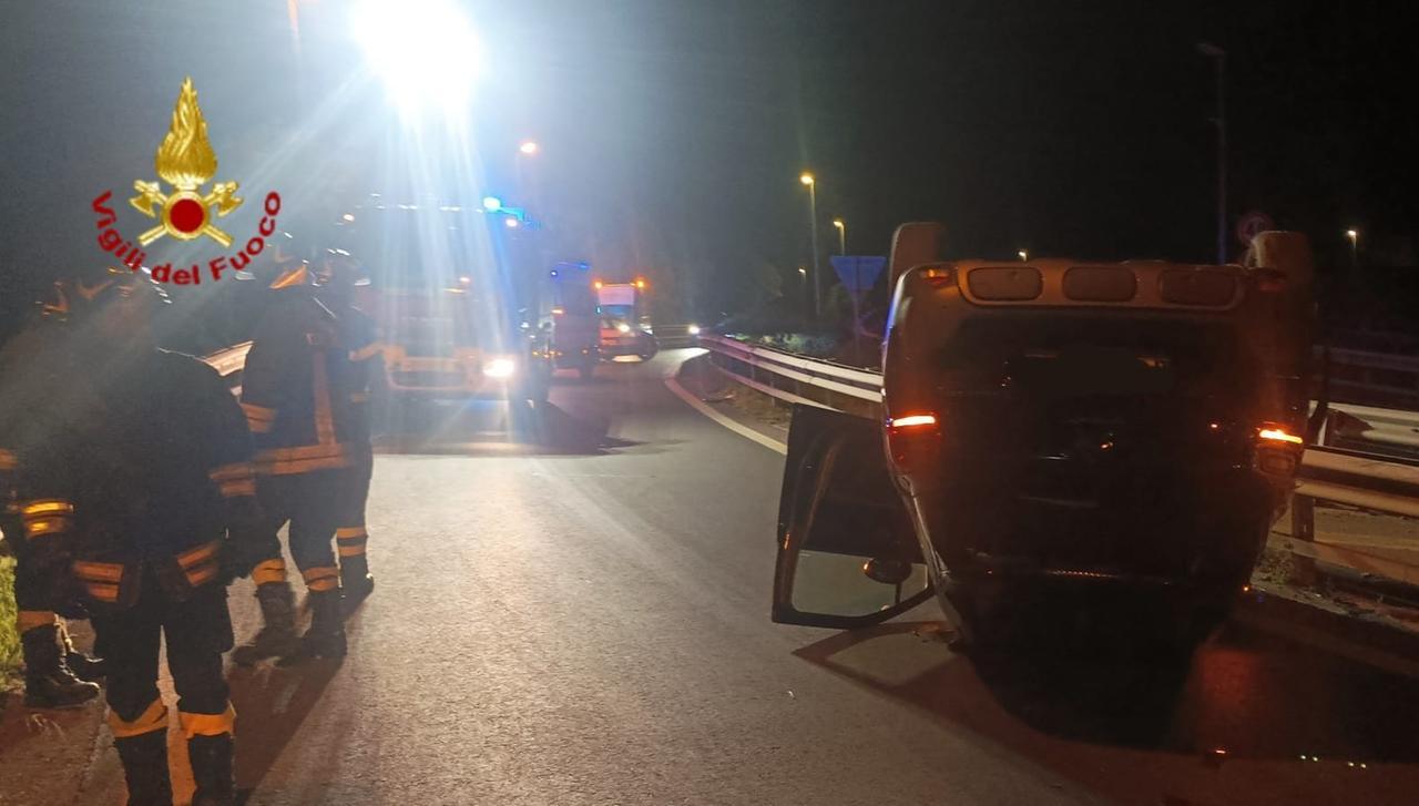 
	L'auto ribaltata sulla rampa del casello di Prato Est

