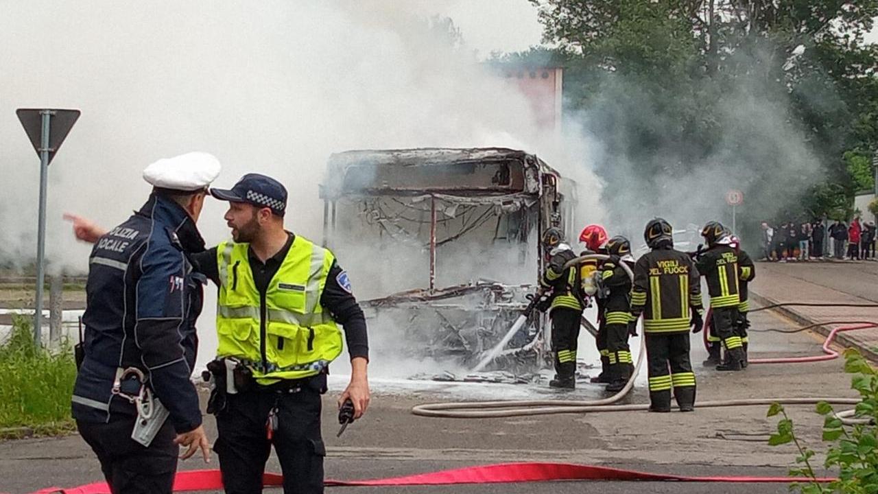 Autobus distrutto dalle fiamme davanti alle scuole. Einaudi evacuato per precauzione