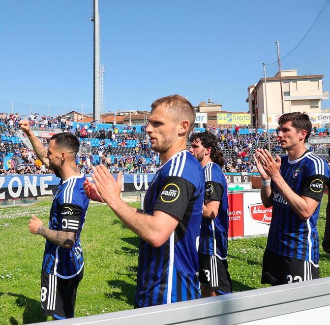 Il saluto dei giocatori nerazzurri ai tifosi della Curva al termine di una delle ultime partite interne giocate nel campionato appena concluso