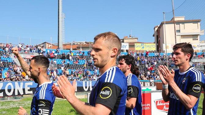 Il saluto dei giocatori nerazzurri ai tifosi della Curva al termine di una delle ultime partite interne giocate nel campionato appena concluso