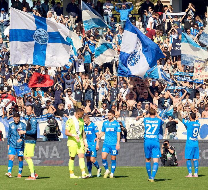 Gli azzurri salutano i tifosi della Maratona al termine di una gara giocata sul terreno dello stadio Castellani (foto Juri Autovino)