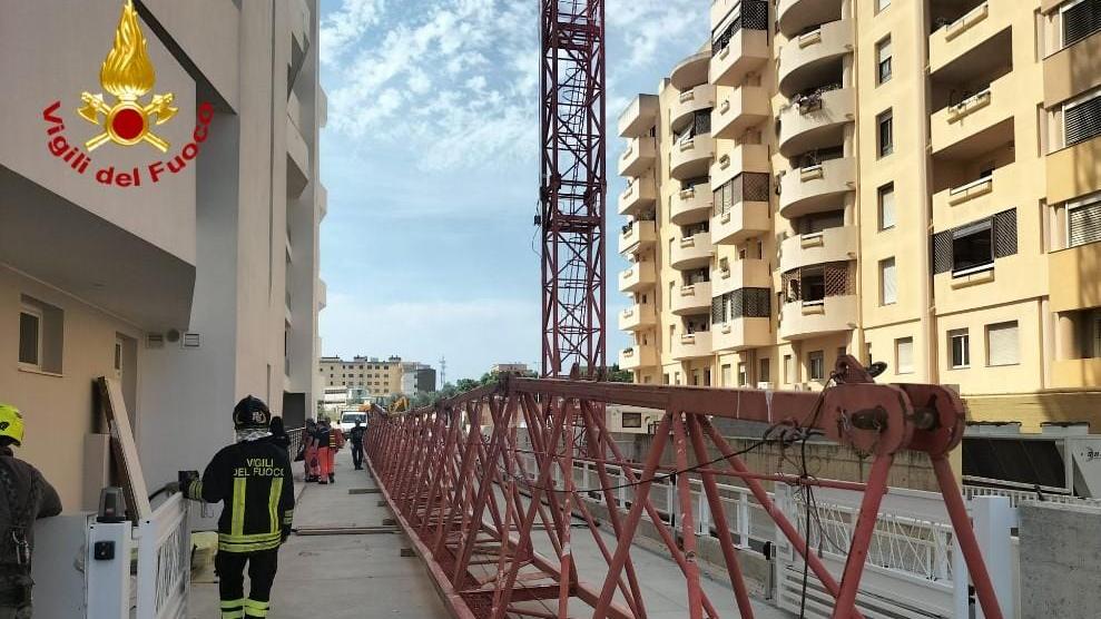 Tragedia sfiorata a Cagliari: cede parte di una enorme gru che urta l’edificio e resta in bilico