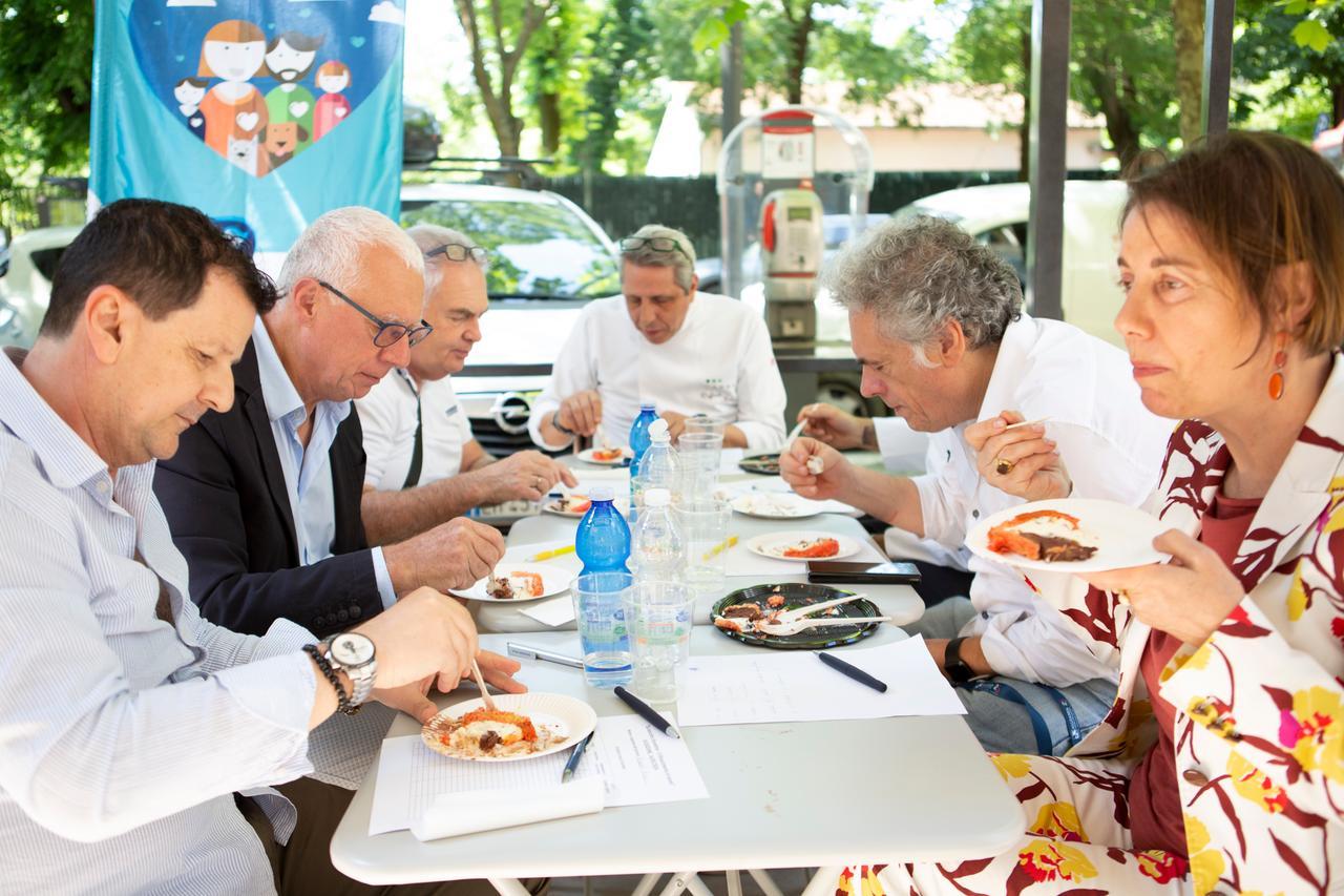 
	La giuria impegnata a degustare gli zuccotti alla fiorentina

