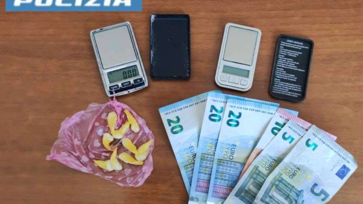 Vende cocaina nel suo appartamento di San Benedetto a Cagliari: arrestato