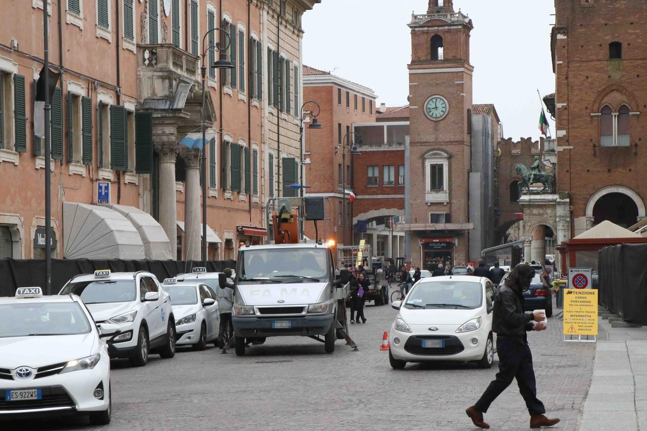 TRAFFICO IN ZONA TRAFFICO LIMITATO ZTL IN CORSO MARTIRI DELLA LIBERTA' - AUTO IN SOSTA PARCHEGGIATE  TRAFFICO 
