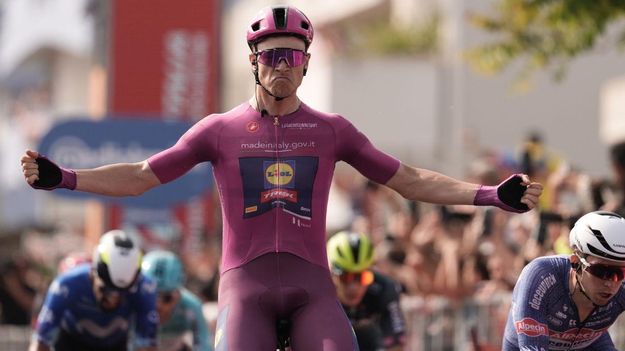 Giro d’Italia, Milan vince l’undicesima tappa: Pogacar ancora maglia rosa