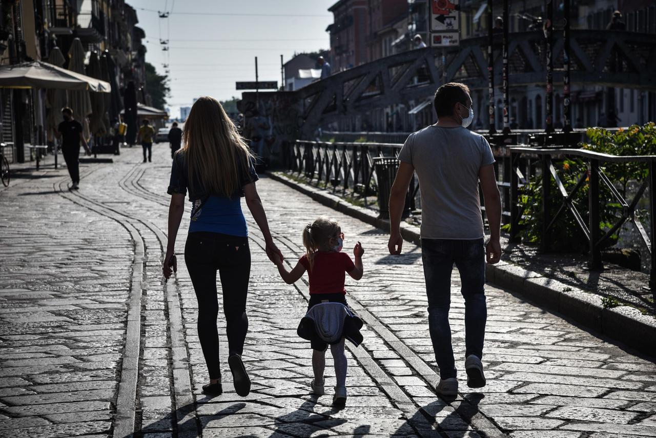 
	Una famiglia passeggia in citt&agrave;

