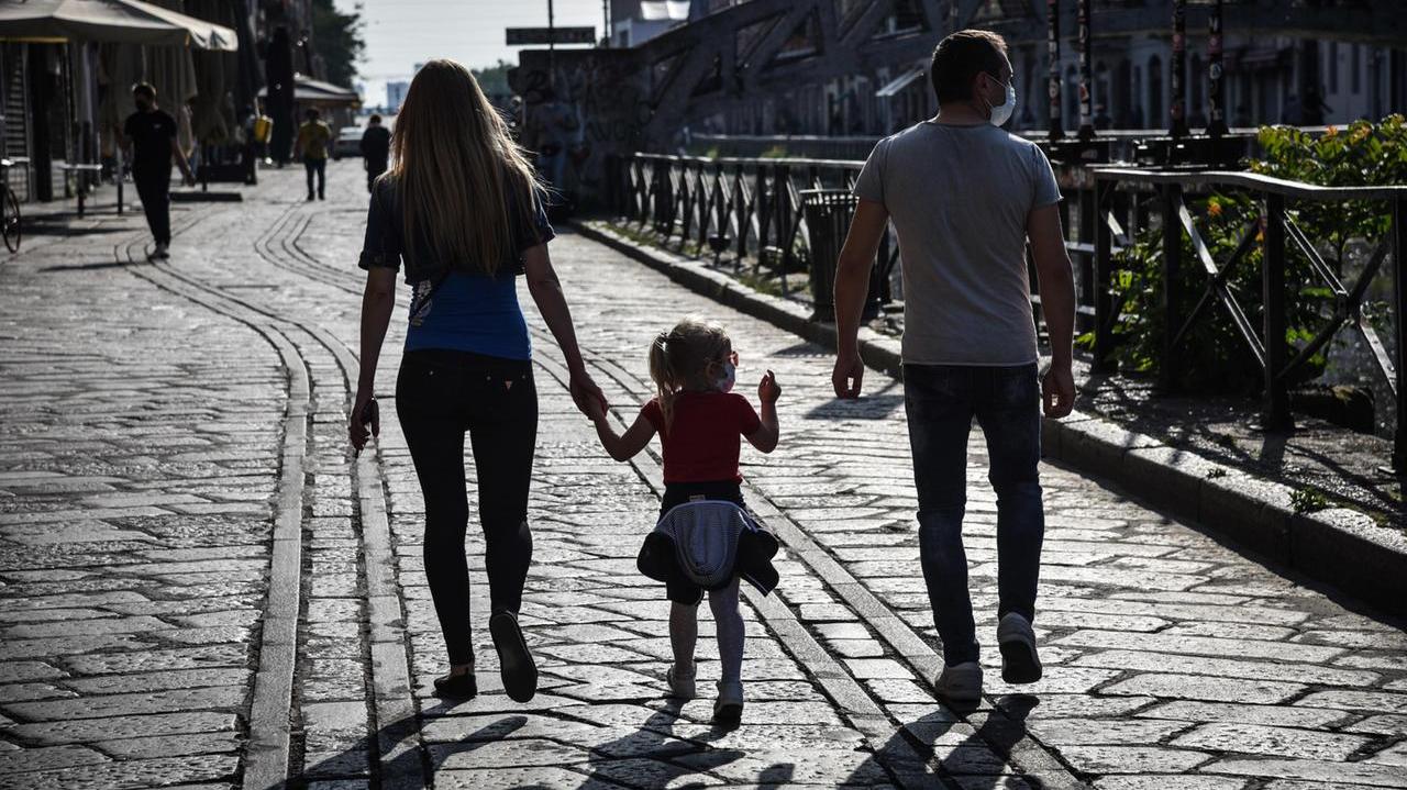 Una famiglia passeggia in città