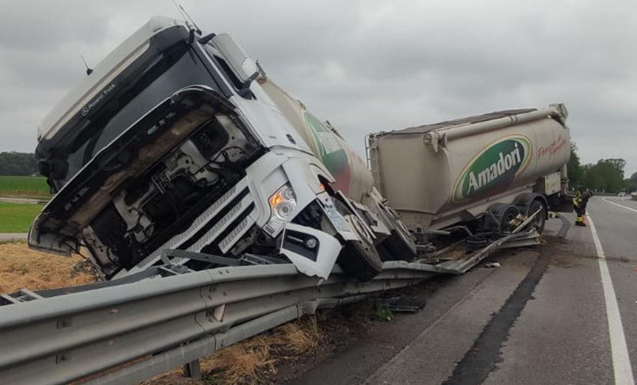 Pomposa, camion fuori strada: disagi sulla Romea