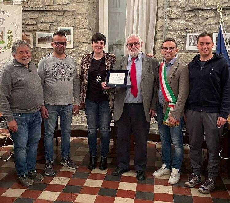 Lavora 5 mesi gratis come pensionato e salva l’ufficio tecnico di Montecreto