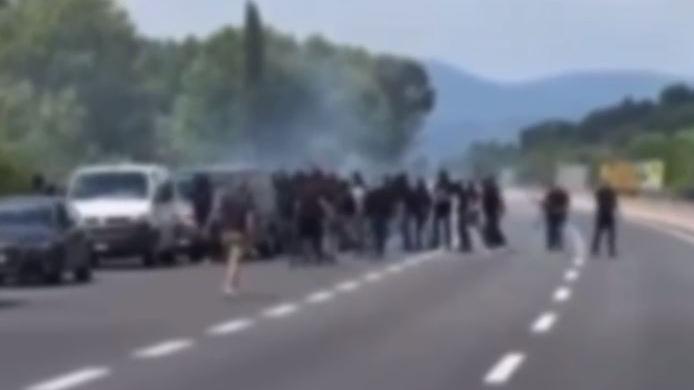 Scontri sull’A1 in Toscana tra tifosi della Juve e dell’Atalanta – Video
