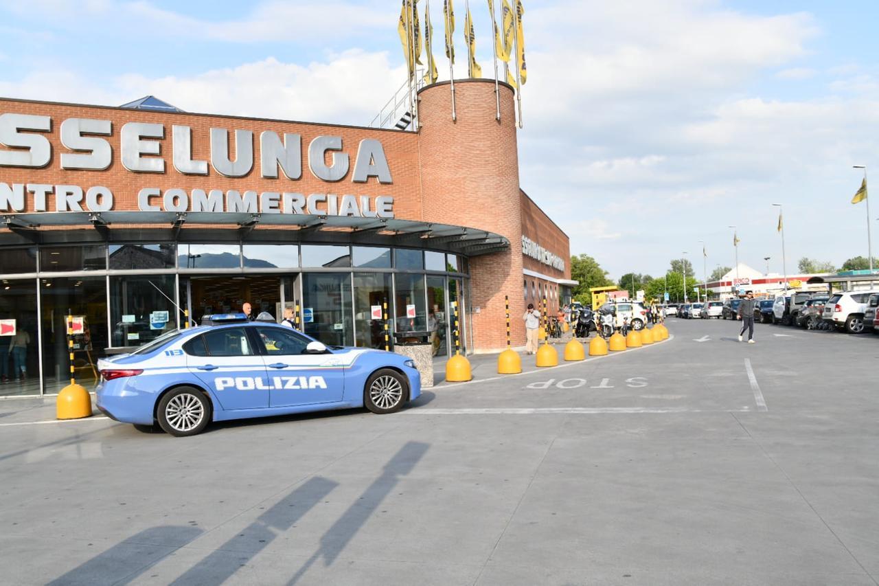 Lucca, spara con una scacciacani nel parcheggio dell’Esselunga