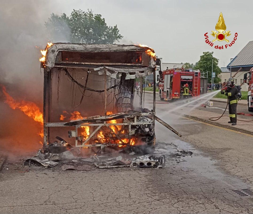 Autobus distrutto dalle fiamme davanti alle scuole. Seta: «Mezzo del 2009, ma era in buono stato»