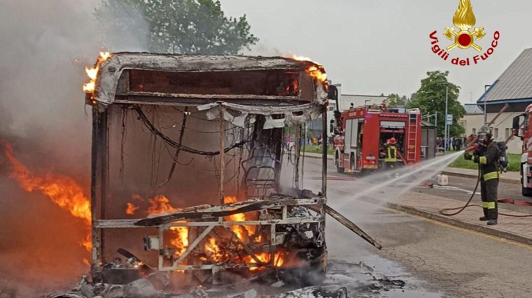 Autobus distrutto dalle fiamme davanti alle scuole. Seta: «Mezzo del 2009, ma era in buono stato»
