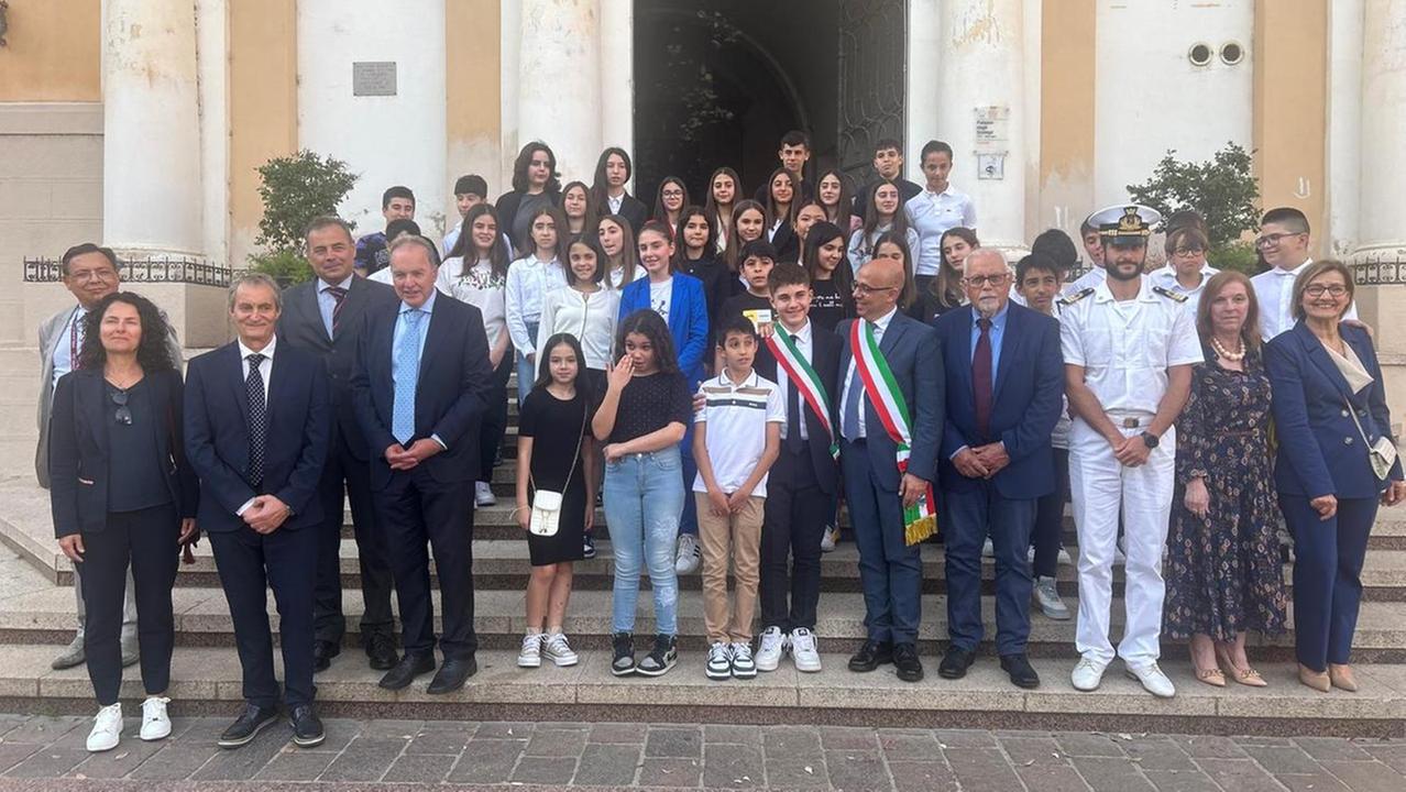 Davide Piras indossa la fascia tricolore da sindaco dei ragazzi a Oristano