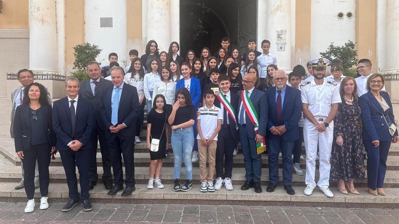 Foto di gruppo dopo l'insediamento del nuovo consiglio comunale dei ragazzi