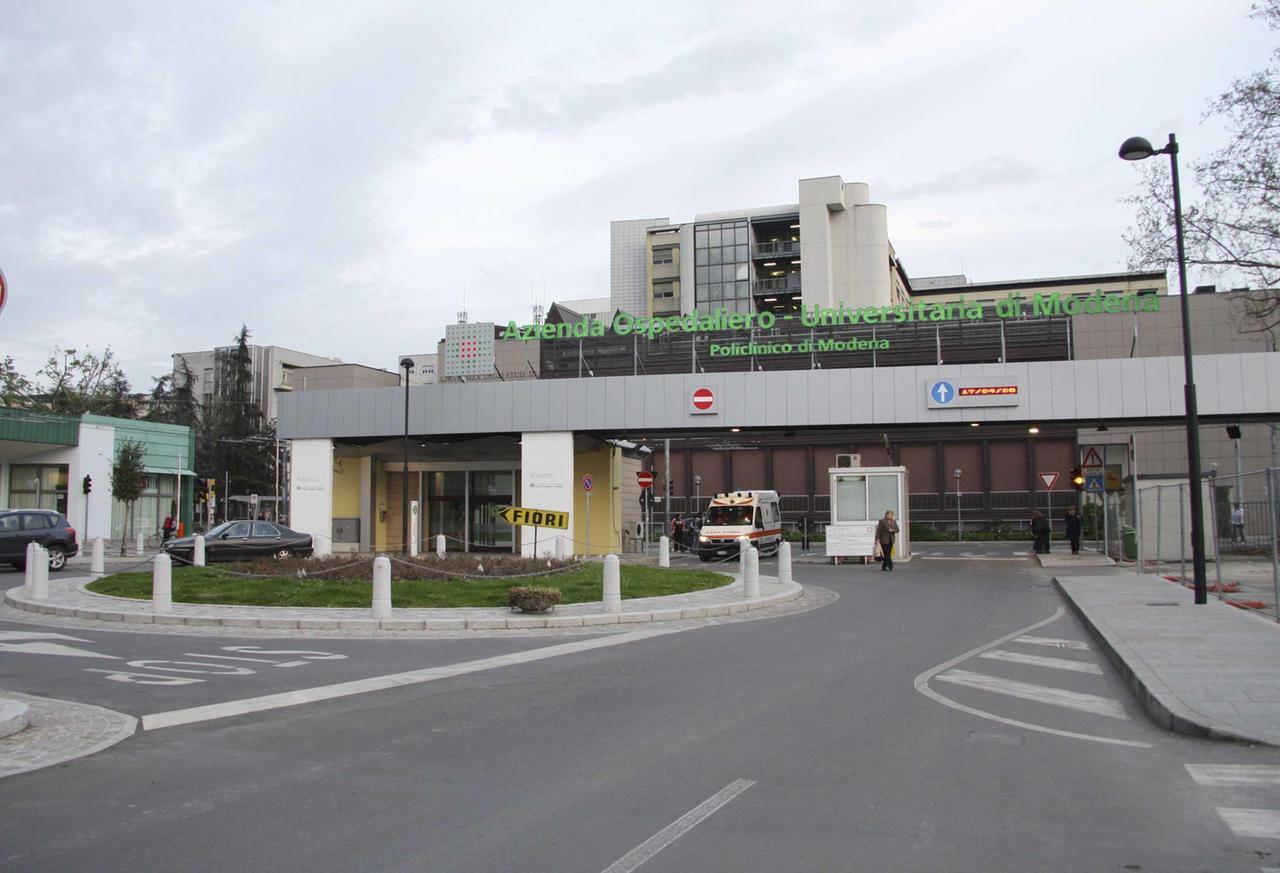 Modena, malata di tumore su una barella per 27 ore in attesa del ricovero
