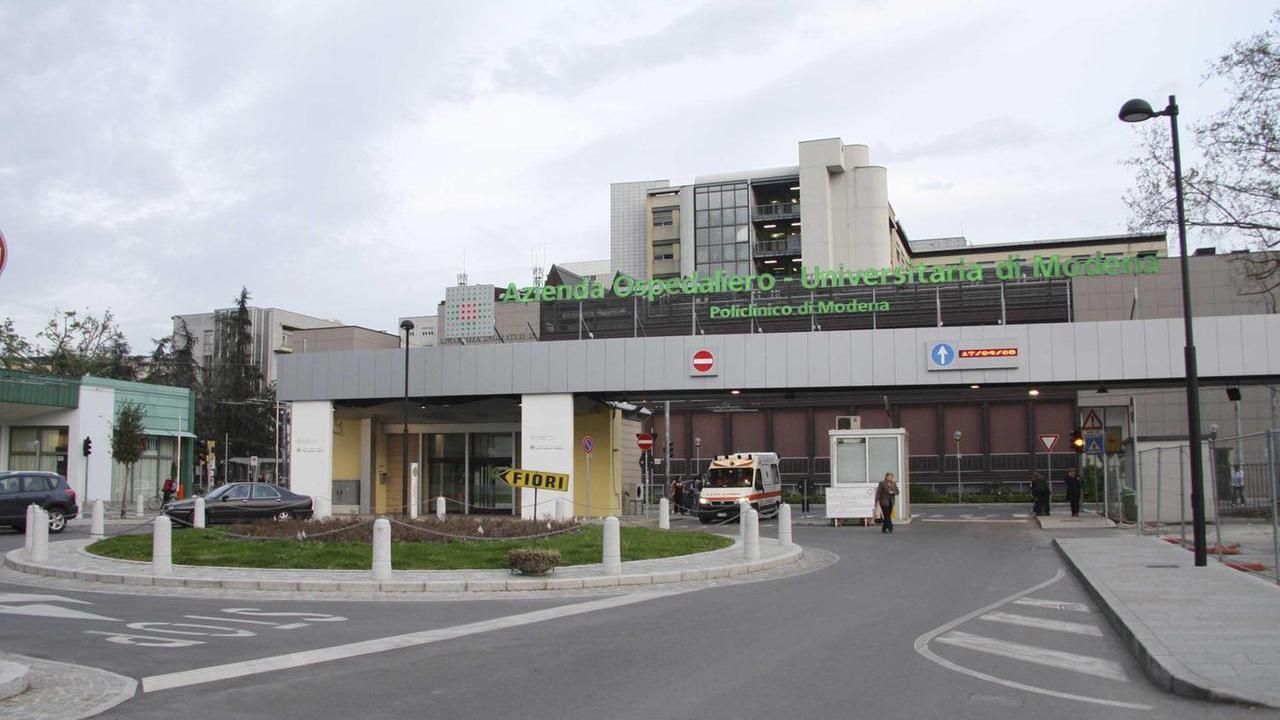 Modena, malata di tumore su una barella per 27 ore in attesa del ricovero