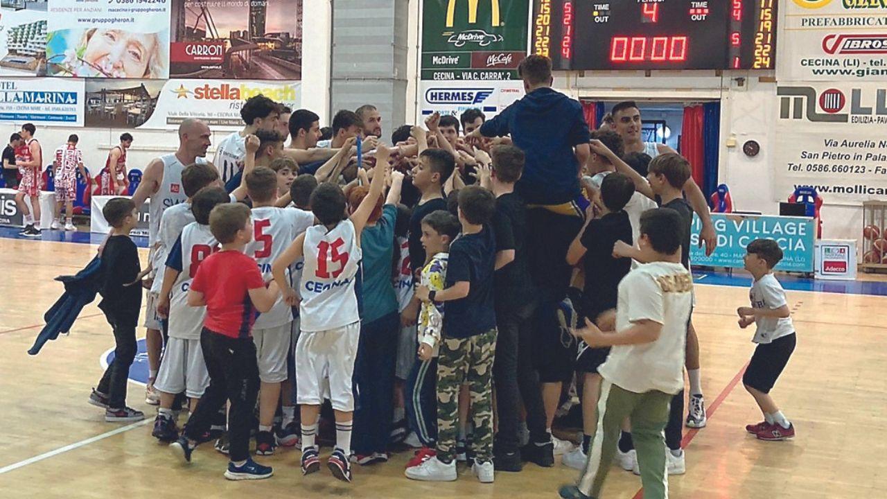 
	La festa di Cecina dopo la vittoria su Empoli (Foto Falorni/Silvi)

