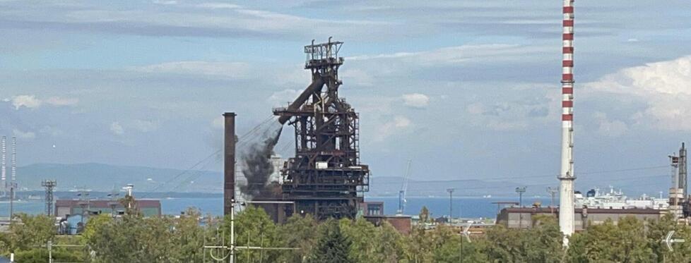 Piombino, l’altoforno non cede alla demolizione: come mai il “gigante” è ancora in piedi e come verrà buttato giù