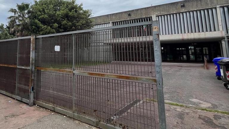 Bagno allagato, studenti livornesi puniti: «Meno intervalli e carta igienica razionata»