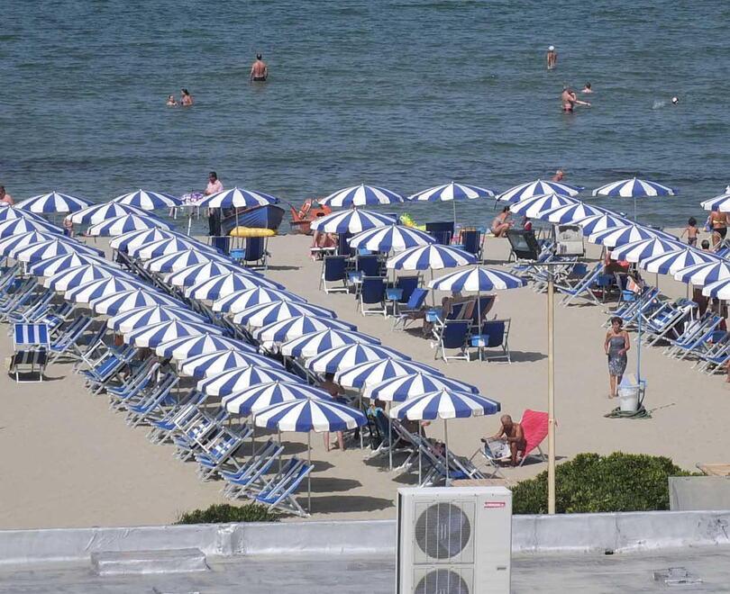 Uno scorcio della spiaggia a Tirrenia
(archivio)