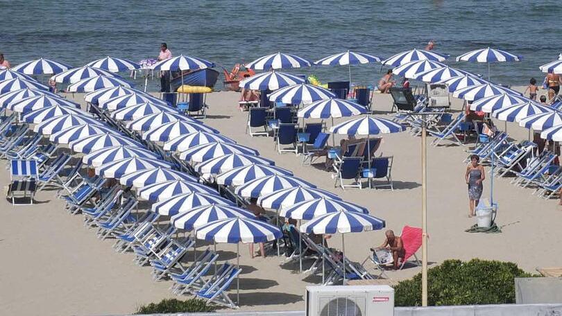 Uno scorcio della spiaggia a Tirrenia
(archivio)