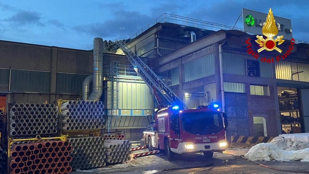 Lucca, incendio in cartiera: le fiamme all’alba