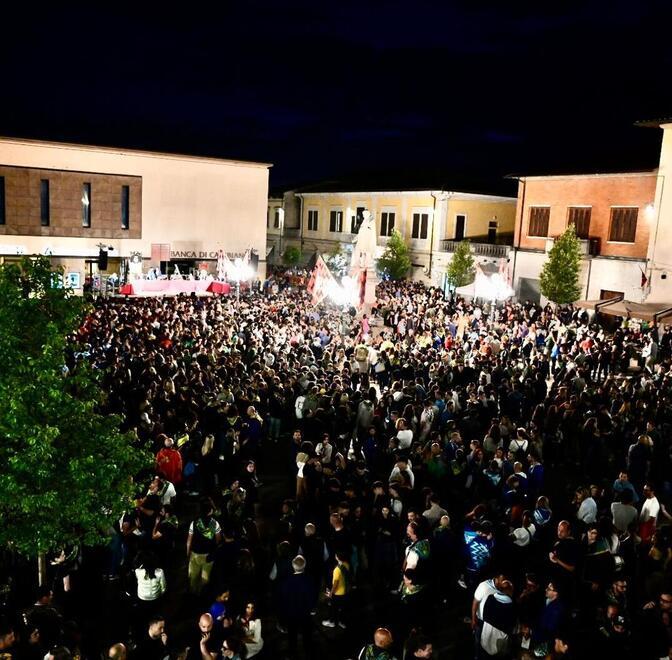 
	Nella foto di Alessio Pacini, la folla che si &egrave; radunata in piazza a Fucecchio

