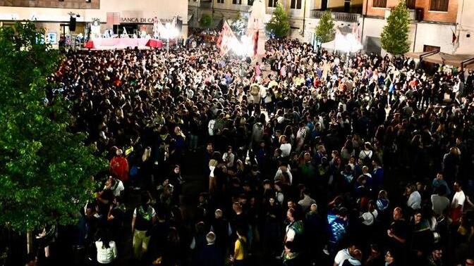 
	Nella foto di Alessio Pacini, la folla che si &egrave; radunata in piazza a Fucecchio

