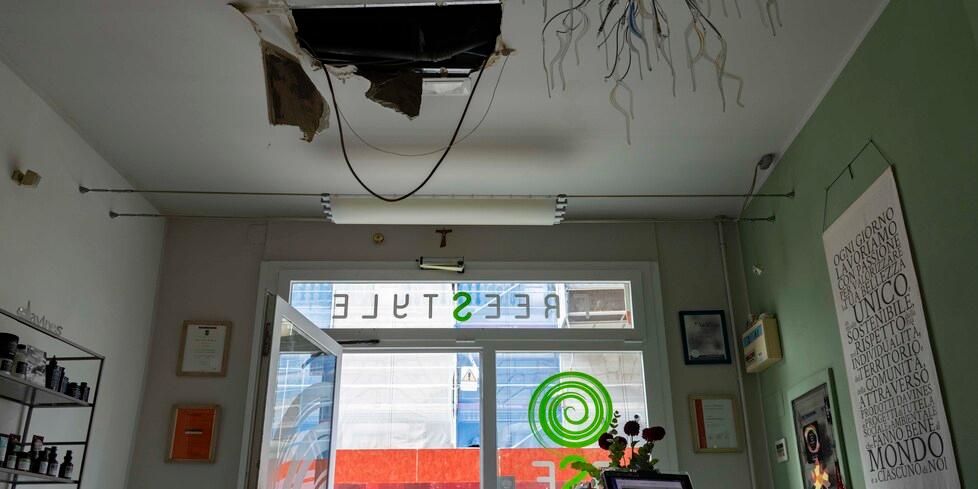 Il negozio Free Style, preso di mira dai ladri che sono entrati sfondando il soffitto