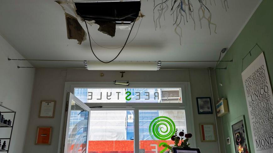 Il negozio Free Style, preso di mira dai ladri che sono entrati sfondando il soffitto