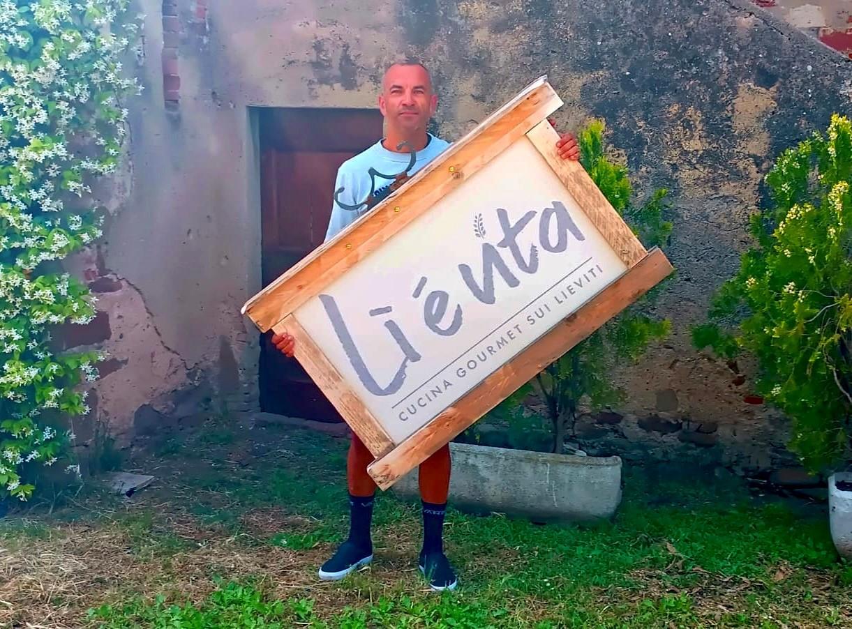 
	Matteo Casuccio con l&rsquo;insegna del locale

