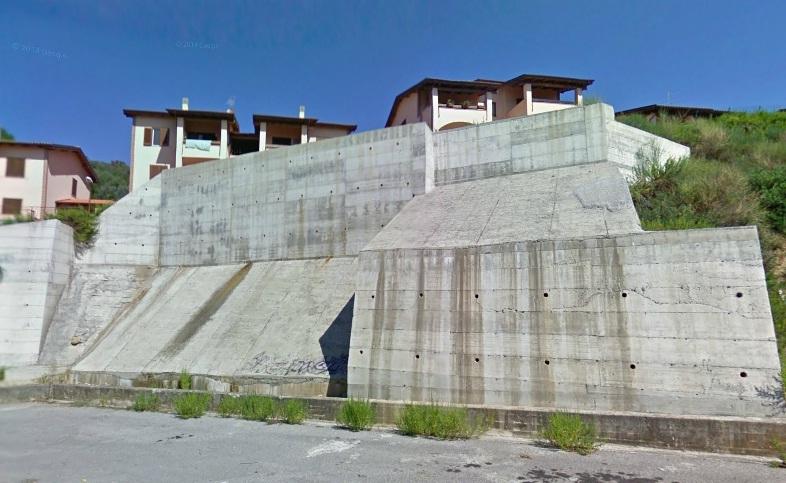 
	Nella foto il muro realizzato a Giuncarico nella zona delle villette costruite dalla societ&agrave; Mare Quattro e oggetto della lunga battaglia legale intrapresa dal Comune


