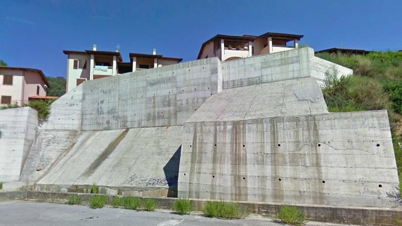 Nella foto il muro realizzato a Giuncarico nella zona delle villette costruite dalla società Mare Quattro e oggetto della lunga battaglia legale intrapresa dal Comune