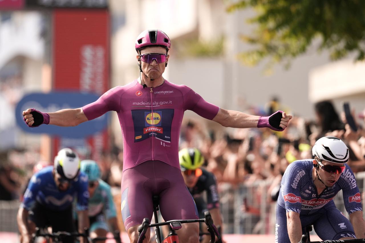 Sale la febbre da Giro d’Italia, Cento si accende di passione rosa