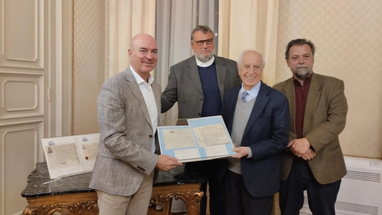 
	Joel Esciua e Enrico Fernandez: rispettivamente presidente e presidente onorario del Livorno con il sindaco Salvetti

