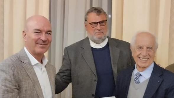 Joel Esciua e Enrico Fernandez: rispettivamente presidente e presidente onorario del Livorno con il sindaco Salvetti