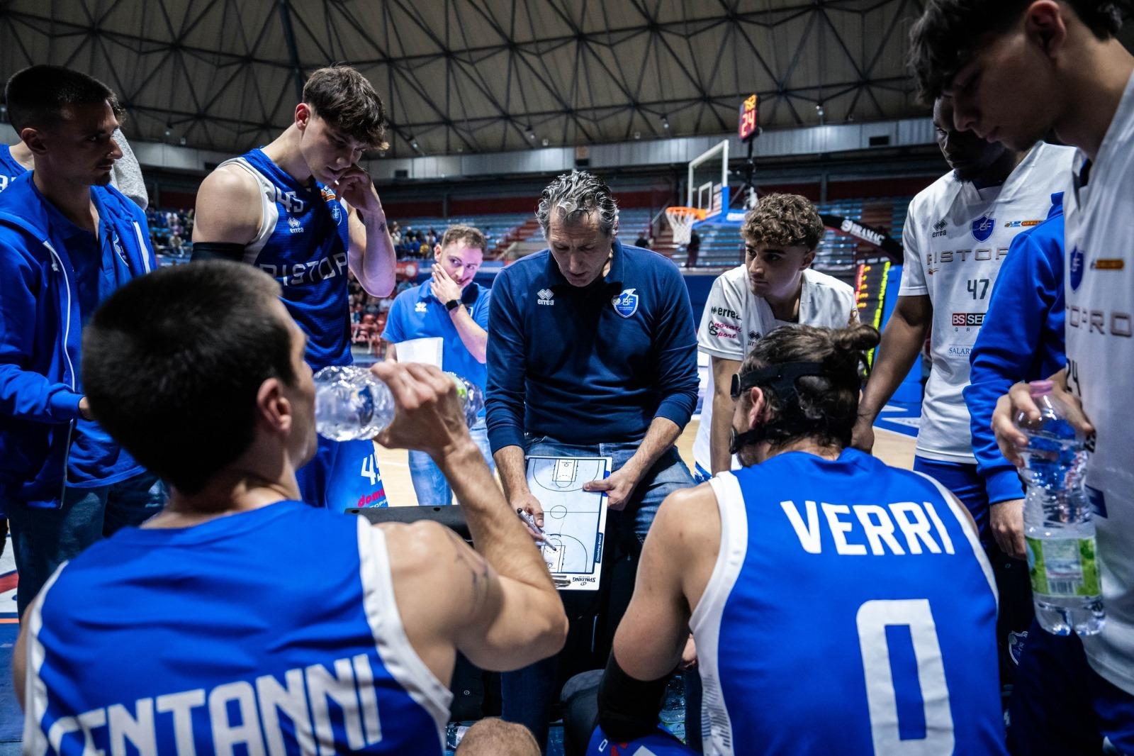 L’ex bandiera rossoblù Andrea Niccolai durante un time out con la “sua” Fabriano