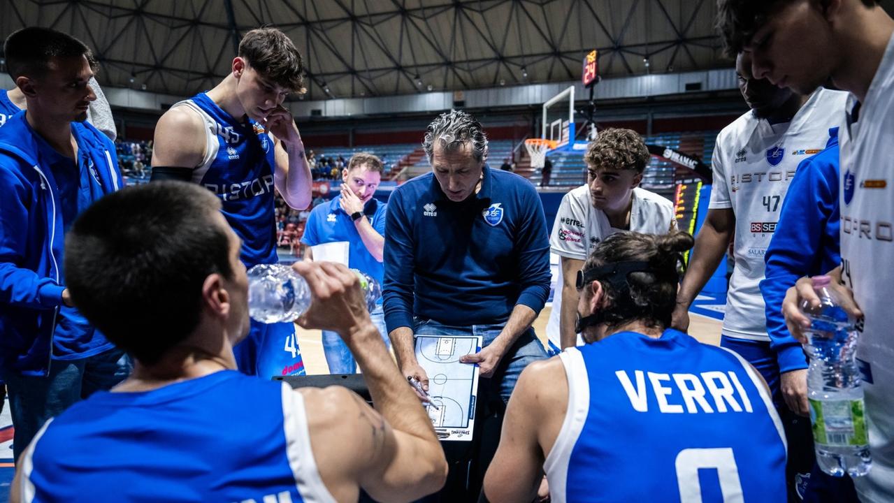 L’ex bandiera rossoblù Andrea Niccolai durante un time out con la “sua” Fabriano