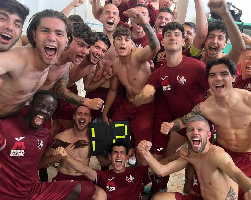L’esultanza dei giocatori della Zenith dopo la vittoria sul Camaiore