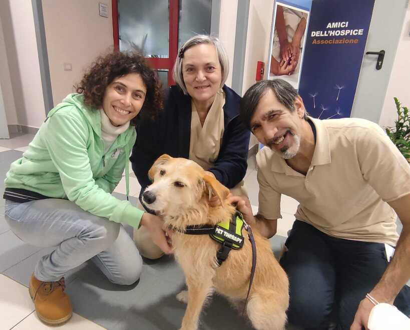 Una foto di gruppo con al centro la cagnolona Desy