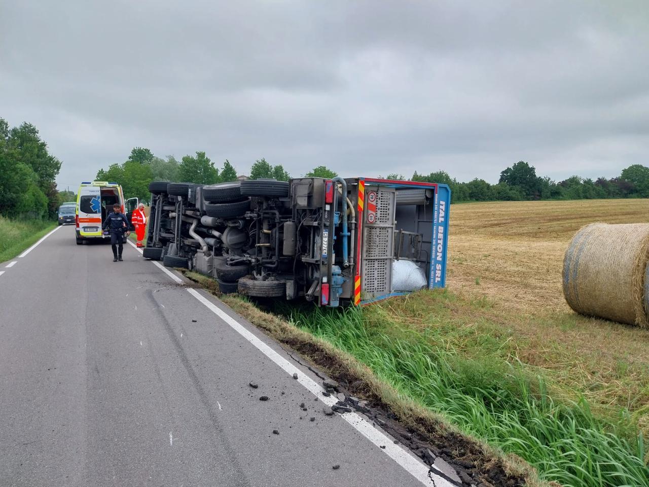 Tir nel fosso a Castelnovo Sotto, due persone incastrate