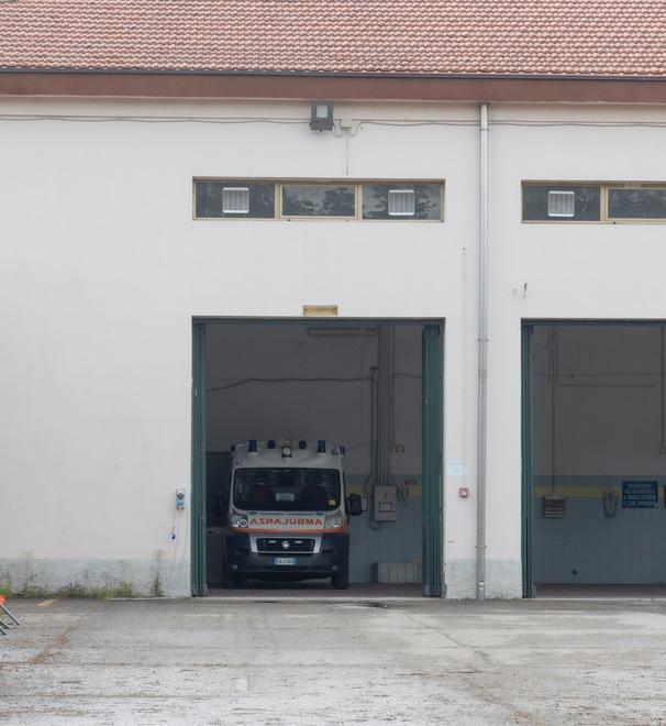 Modena, manca l’acqua negli spogliatoi del 118: installata una tanica in via Minutara