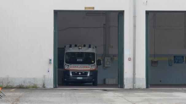 Modena, manca l’acqua negli spogliatoi del 118: installata una tanica in via Minutara