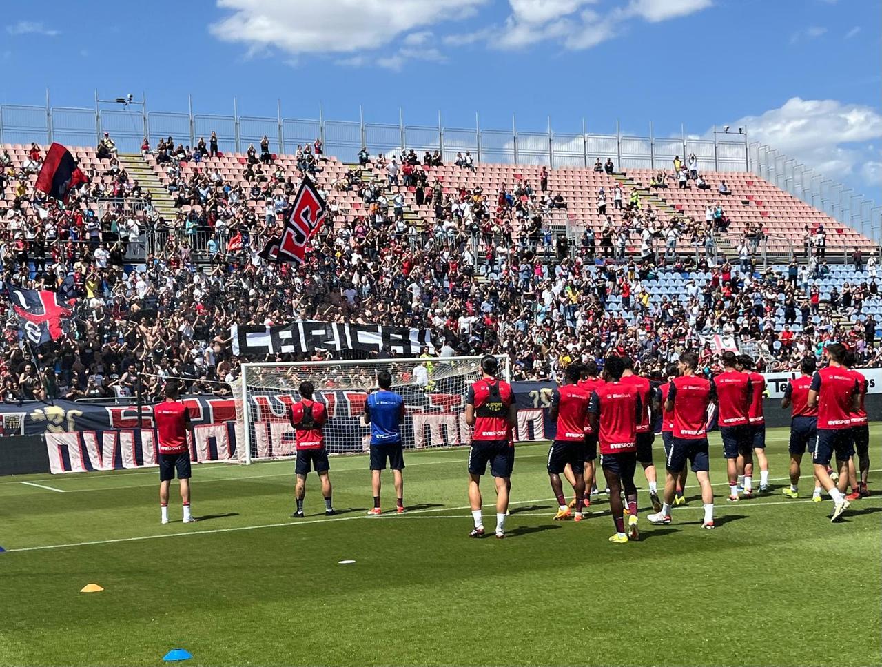Oltre tremila tifosi all’allenamento del Cagliari alla Domus