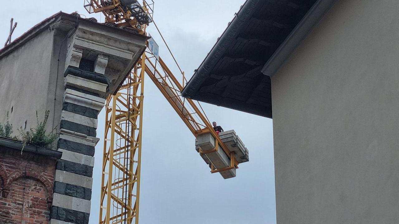 L'uomo salito sulla gru di piazza San Francesco