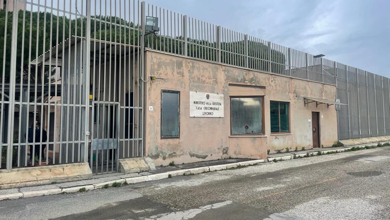 Detenuto incendia la sua cella e aggredisce un agente del carcere di Livorno