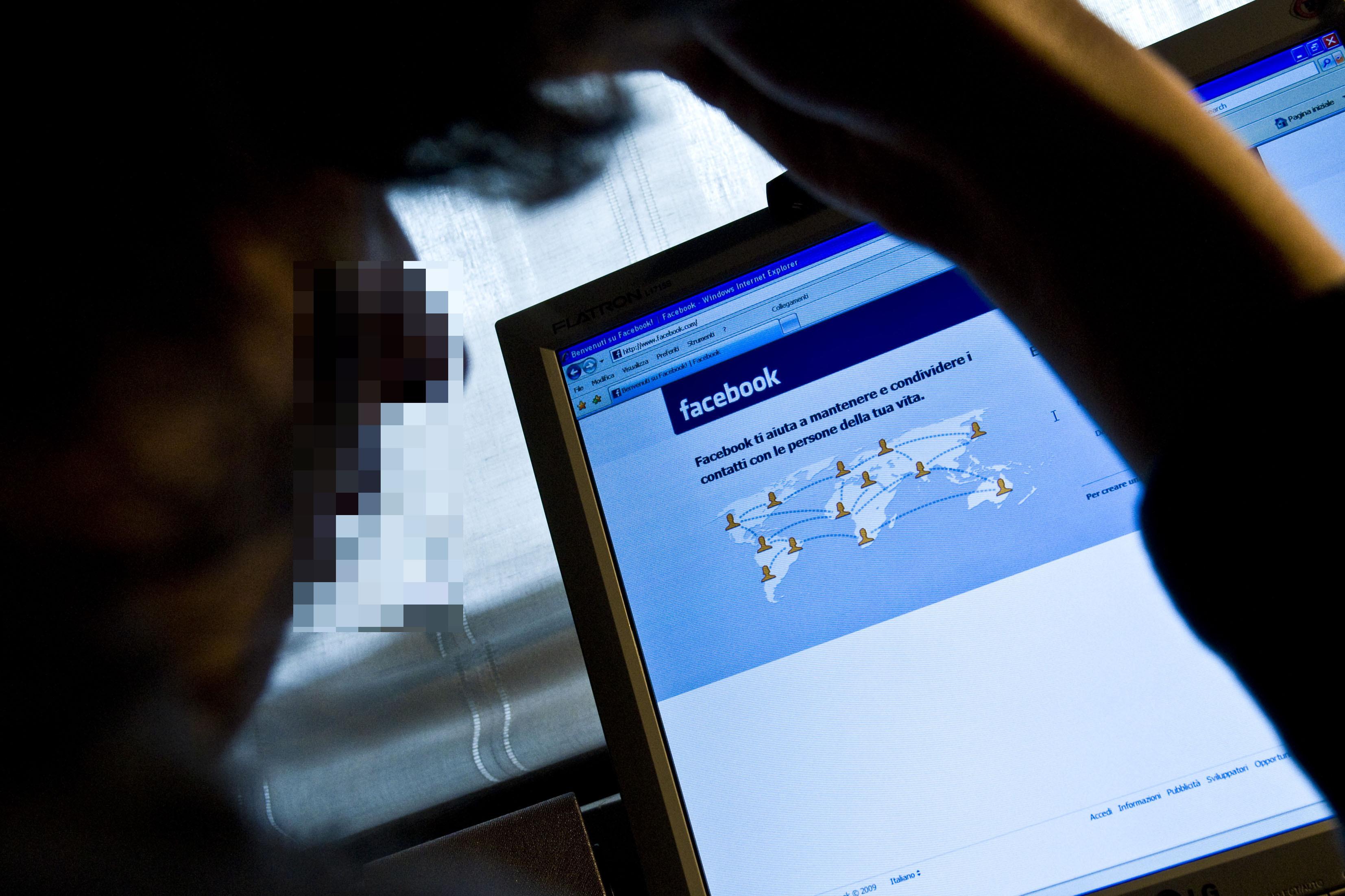 Un ragazzino su Facebook (foto d'archivio)