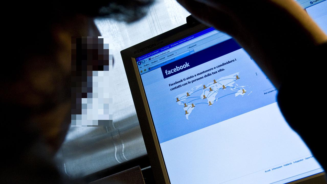 Un ragazzino su Facebook (foto d'archivio)